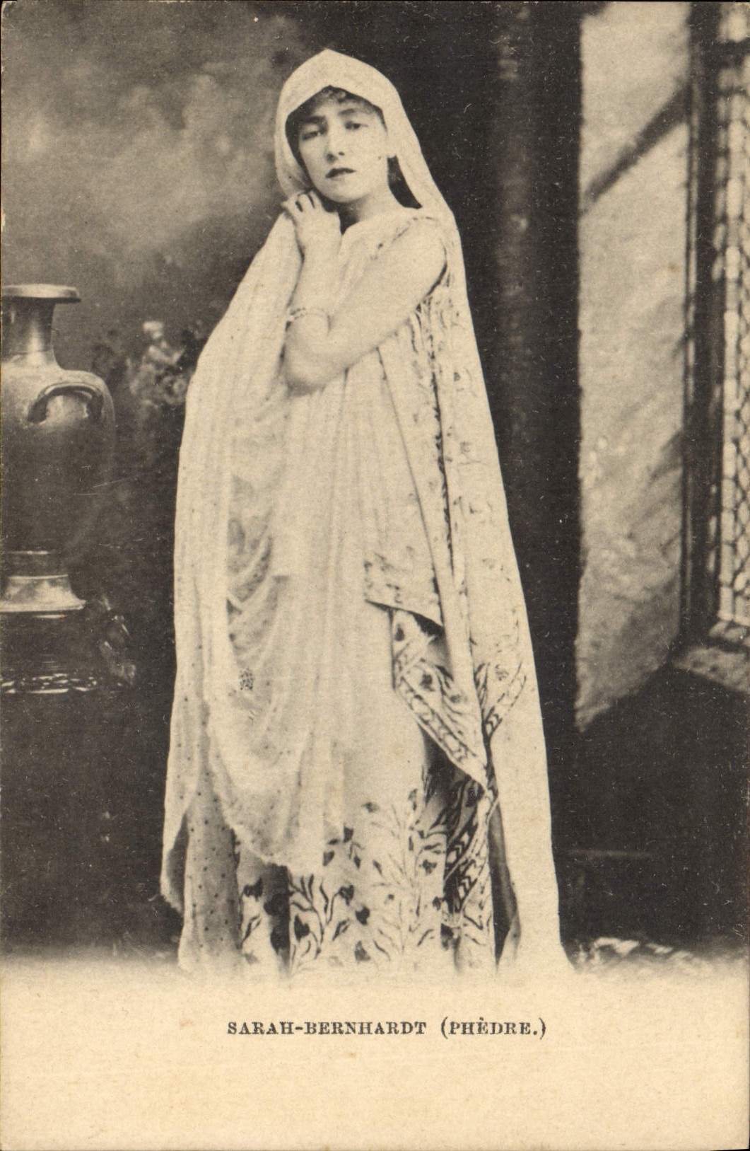 Sarah Bernhardt en Phèdre — photographie de scène — éditeur inconnu, n° de série non visible