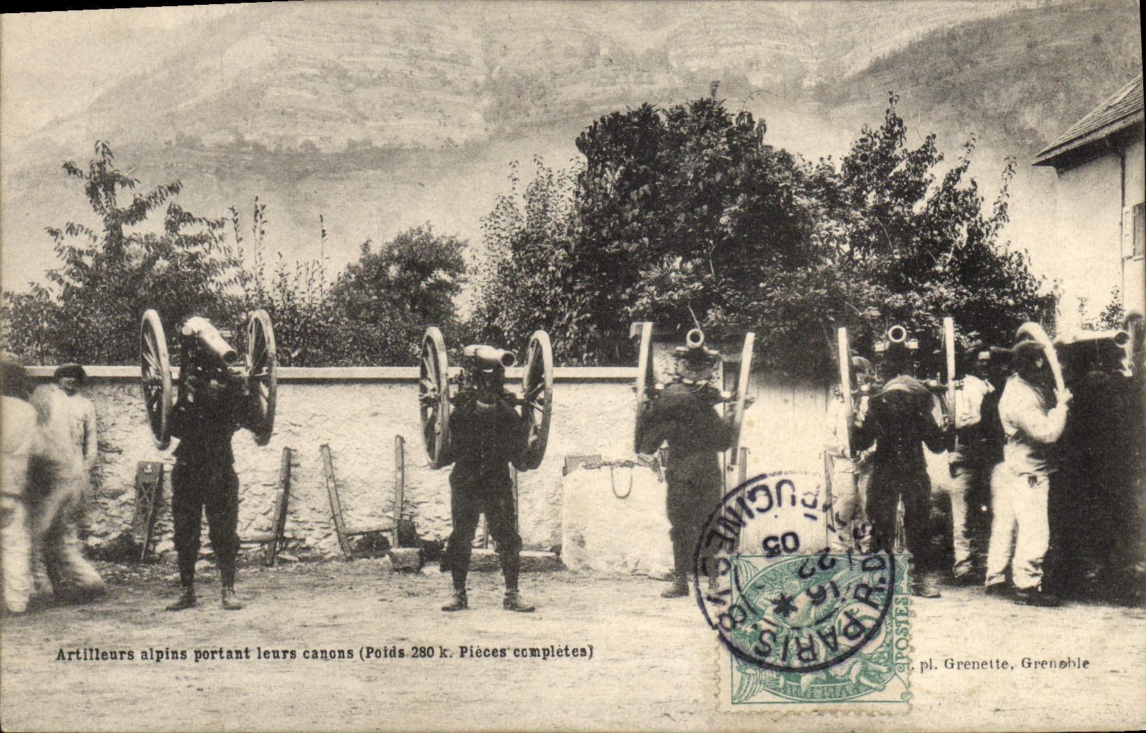 Alpine-Artilleristen, die ihre Kanonen tragen — Gewicht 280 kg. Vollständige Stücke — pl. Grenette, Grenoble
