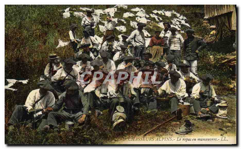 CPA Militaria Chasseurs alpins Le repas en manoeuvres