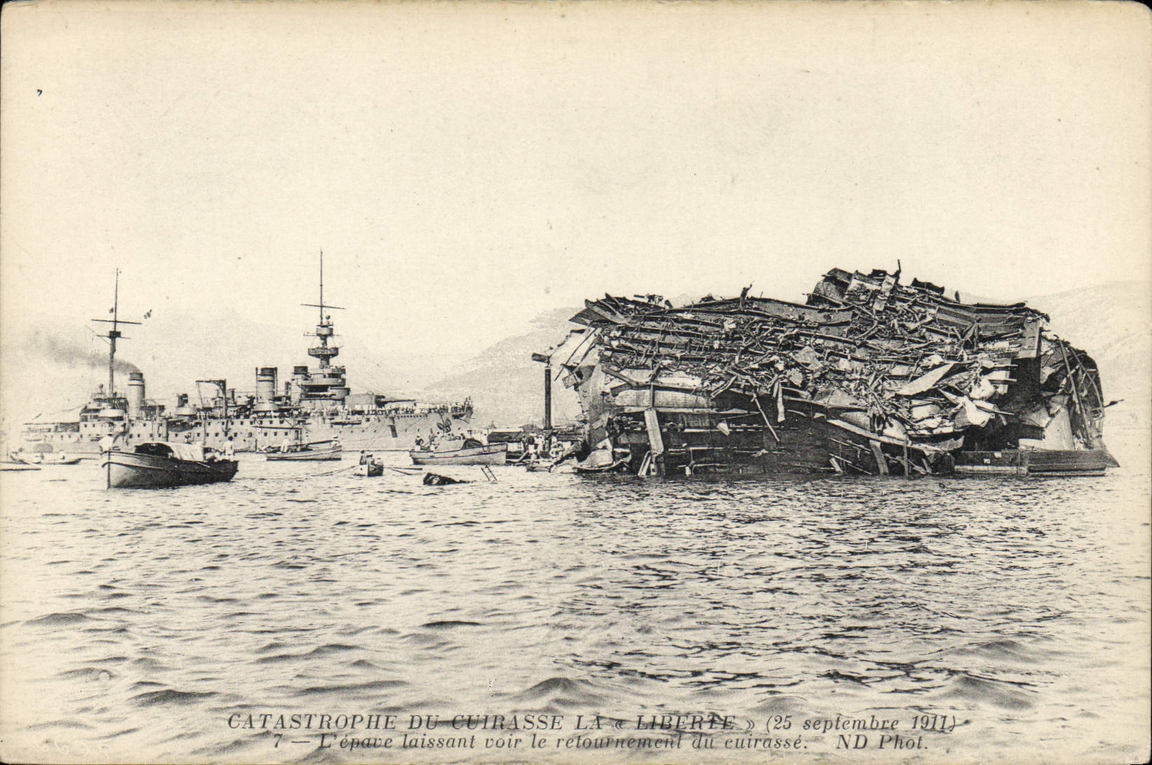 CPA Bateau Catastrophe du cuirasse Liberte L'epave laissant voir le retournement du cuirasse