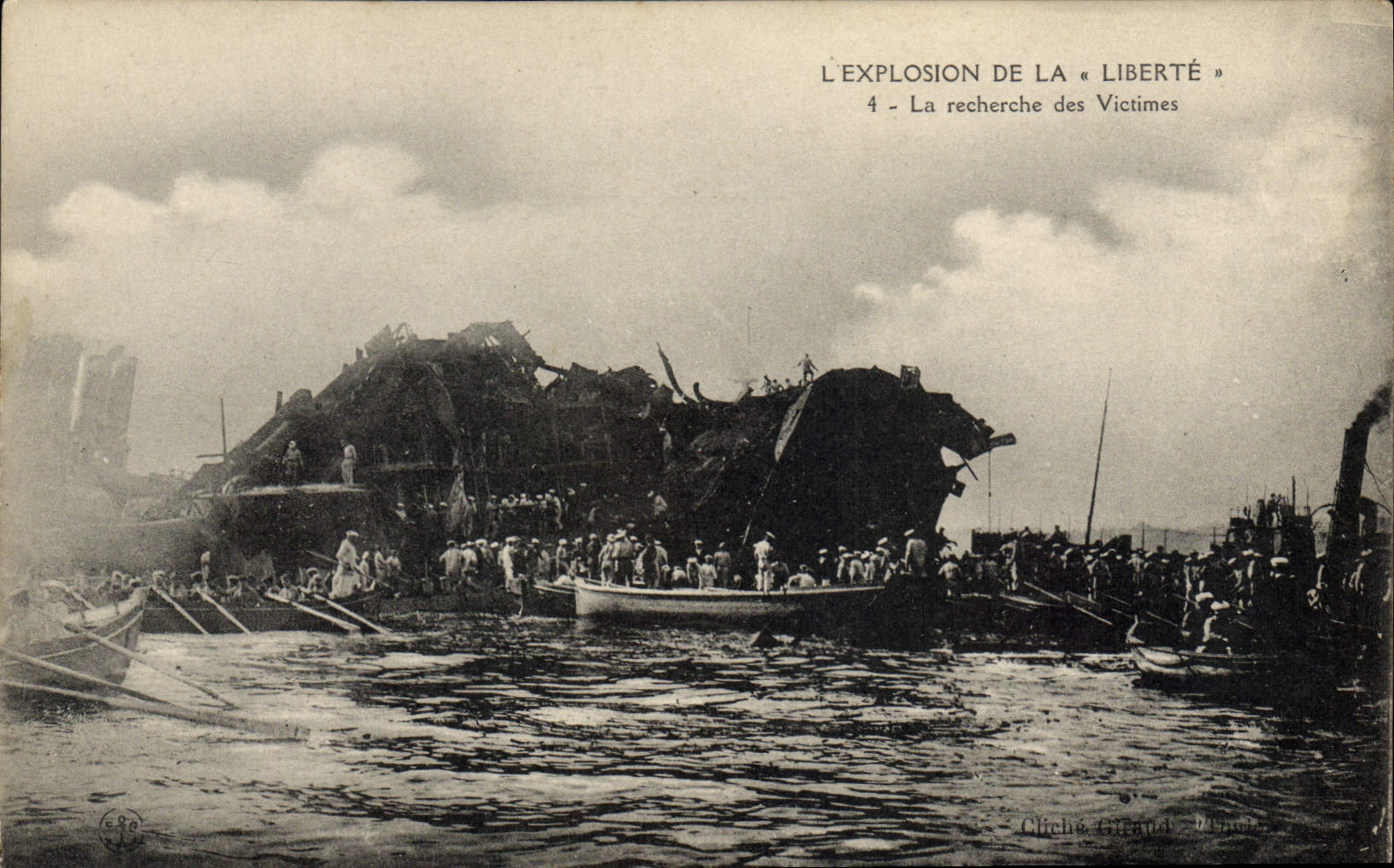 CPA Bateau Explosion de la Liberte La recherche des victimes