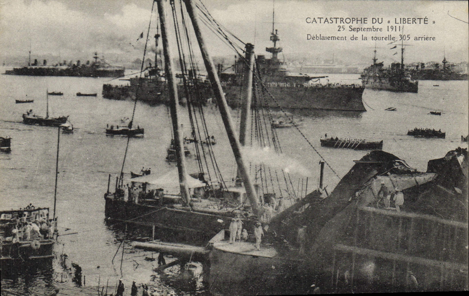 Catastrophe du « Liberté » — Déblaiement de la tourelle 305 arrière — 25 Septembre 1911