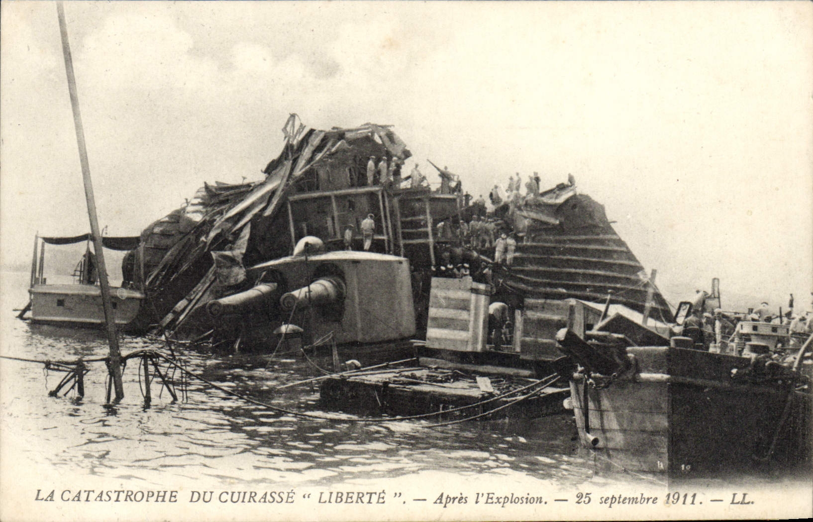 CPA Bateau Catastrophe du cuirasse Liberte Apres l'explosion