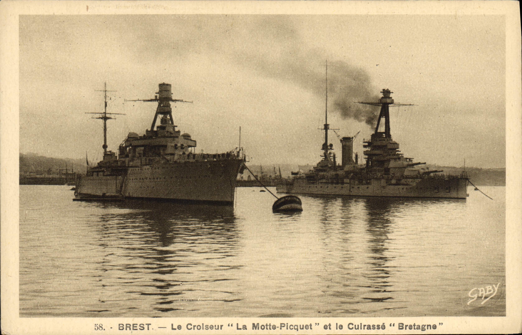 CPA Bateau Brest La croiseur La Motte Picquet et le cuirasse Bretagne