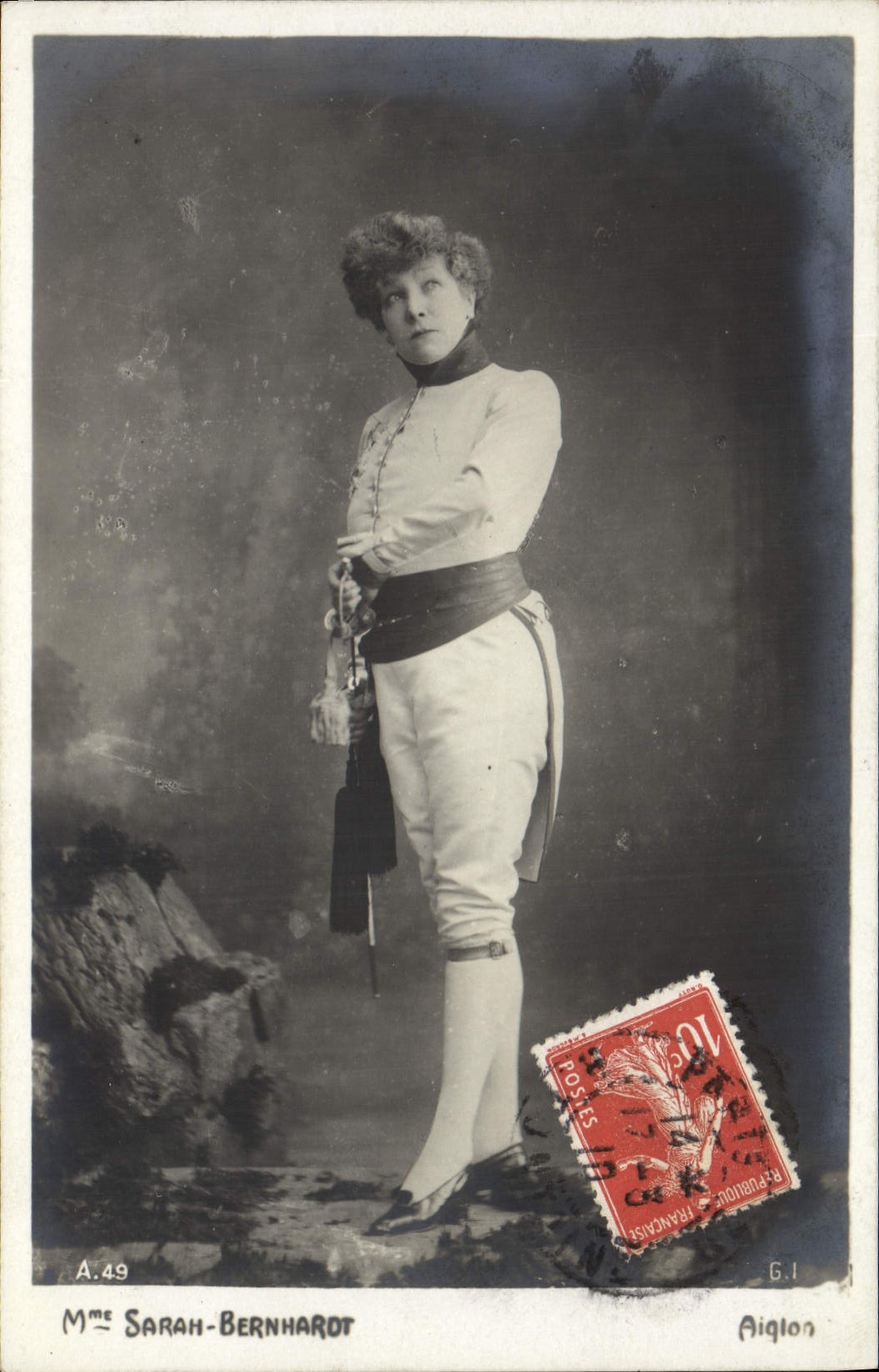 Frau Sarah Bernhardt — in militärischer Kleidung — A.49, veröffentlicht von Aiglon