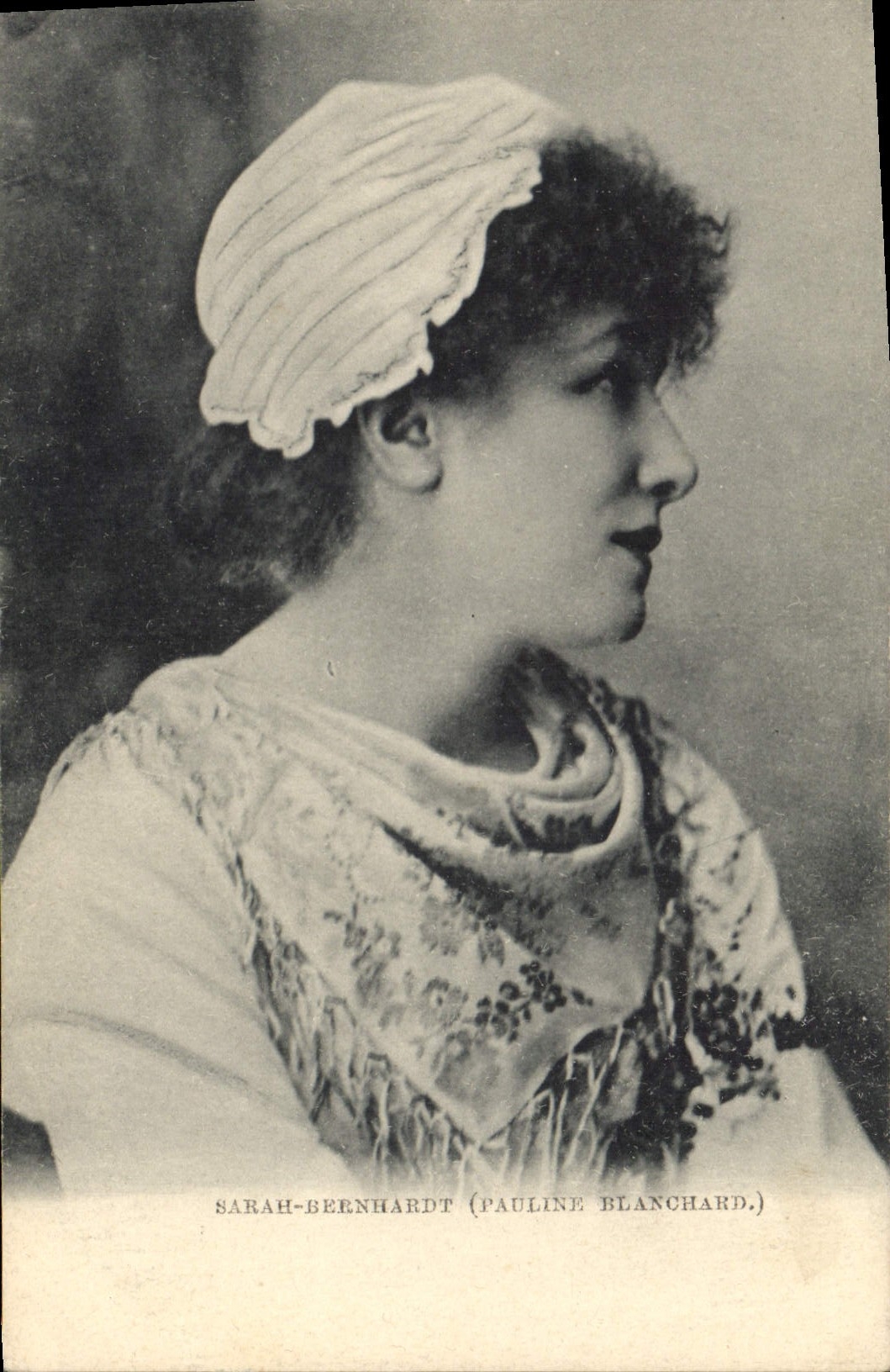 Sarah Bernhardt (Pauline Blanchard) — portrait en buste — éditeur non identifié