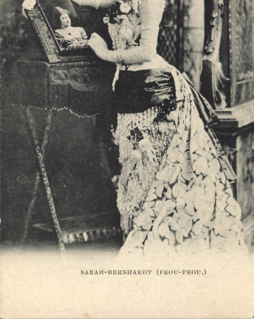 Sarah Bernhardt (Frou-Frou) — en costume de scène — éditeur non identifié, n° de série non visible