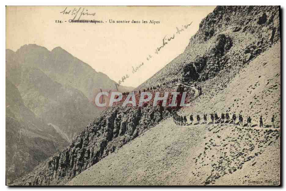 CPA Militaria Chasseurs alpins Un sentier dans les Alpes