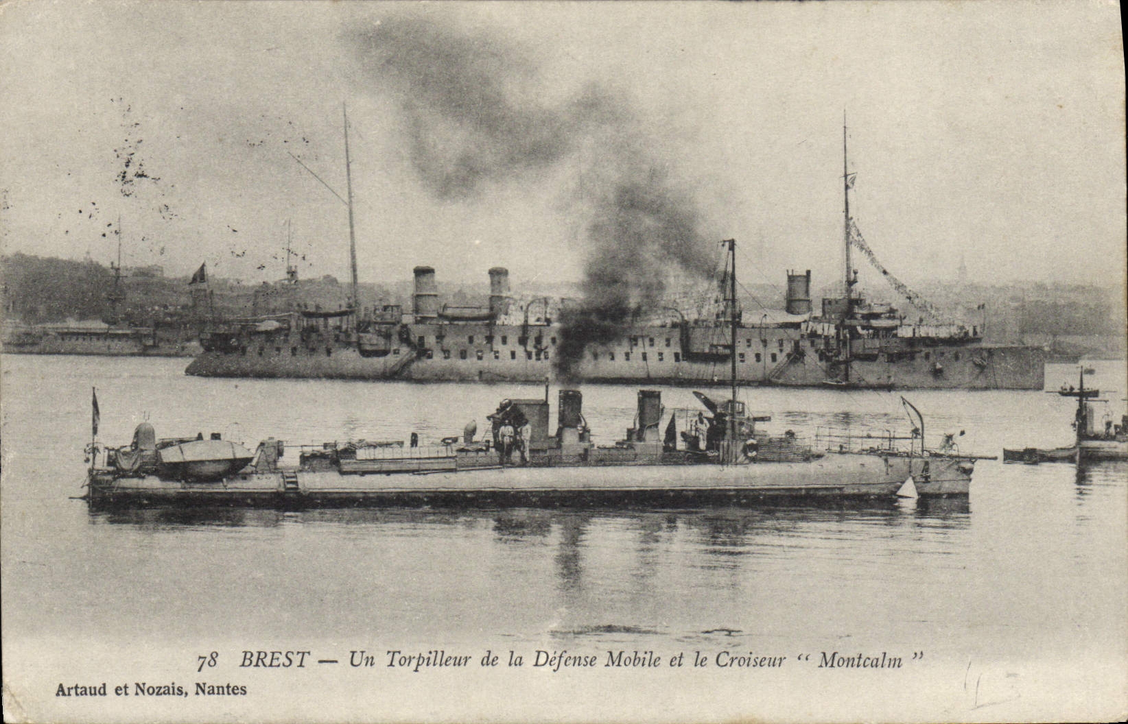 CPA Bateau Brest Un torpilleur de la Defense mobile et le croiseur Montcalm