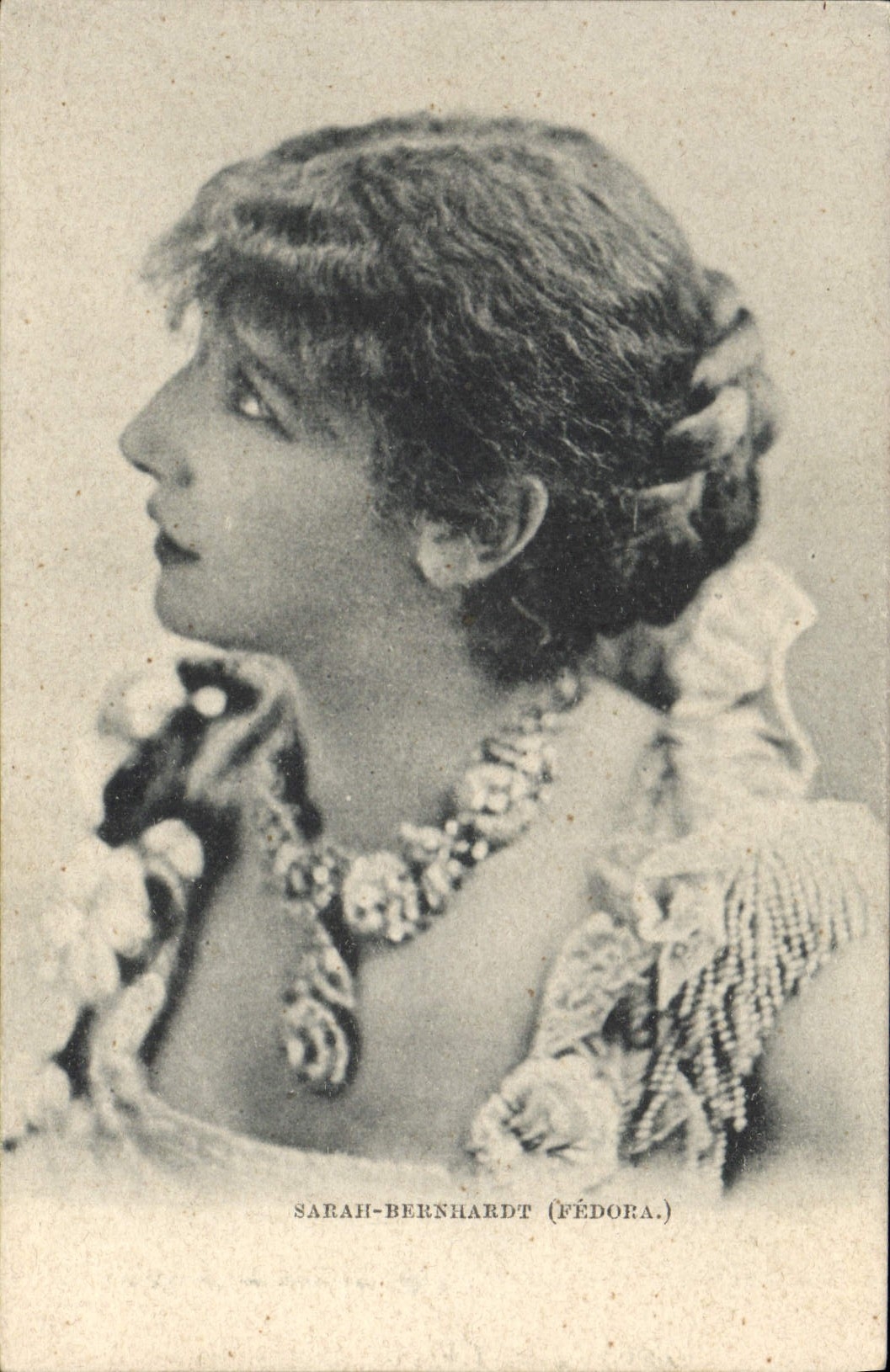 Sarah Bernhardt (Fédora) — ritratto di profilo — editore non identificato, numero di serie non visibile