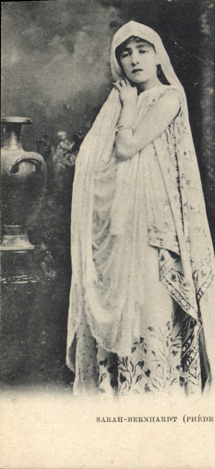 Sarah Bernhardt in Phèdre-kostuum — fototypie — onbekende uitgever
