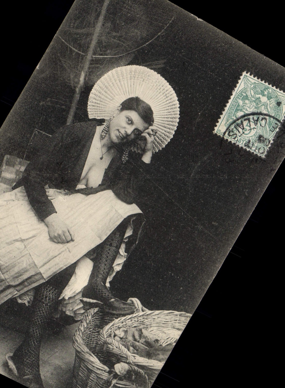 CPA Folklore Boulogne sur Mer Une coquette de la Halle