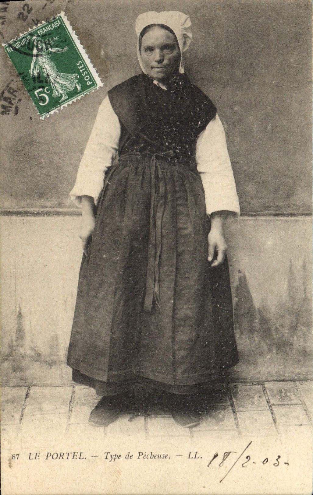 CPA Folklore Le Portel Type de pecheuse
