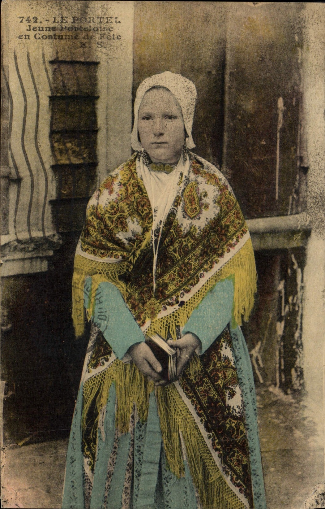 CPA Folklore Le Portel Jeune Porteloise en costume de fete