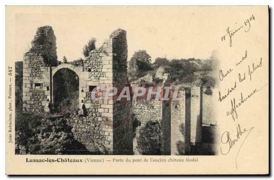 CPA Lussac les Chateaux Porte du pont de l'ancien chaetau feodal 