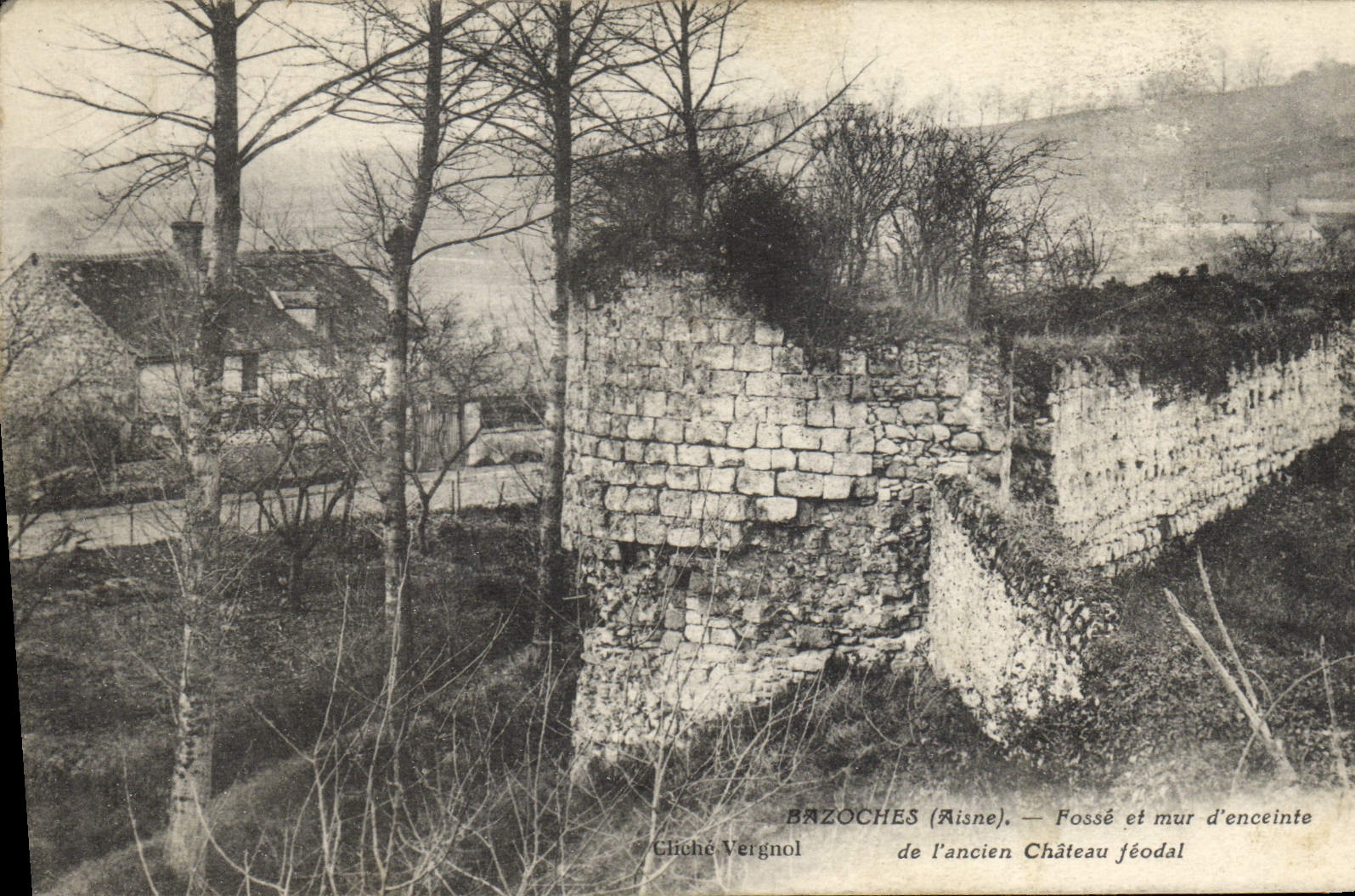 CPA Bazoches Fosse et mur d'enceinte de l'ancien chateau feodal 