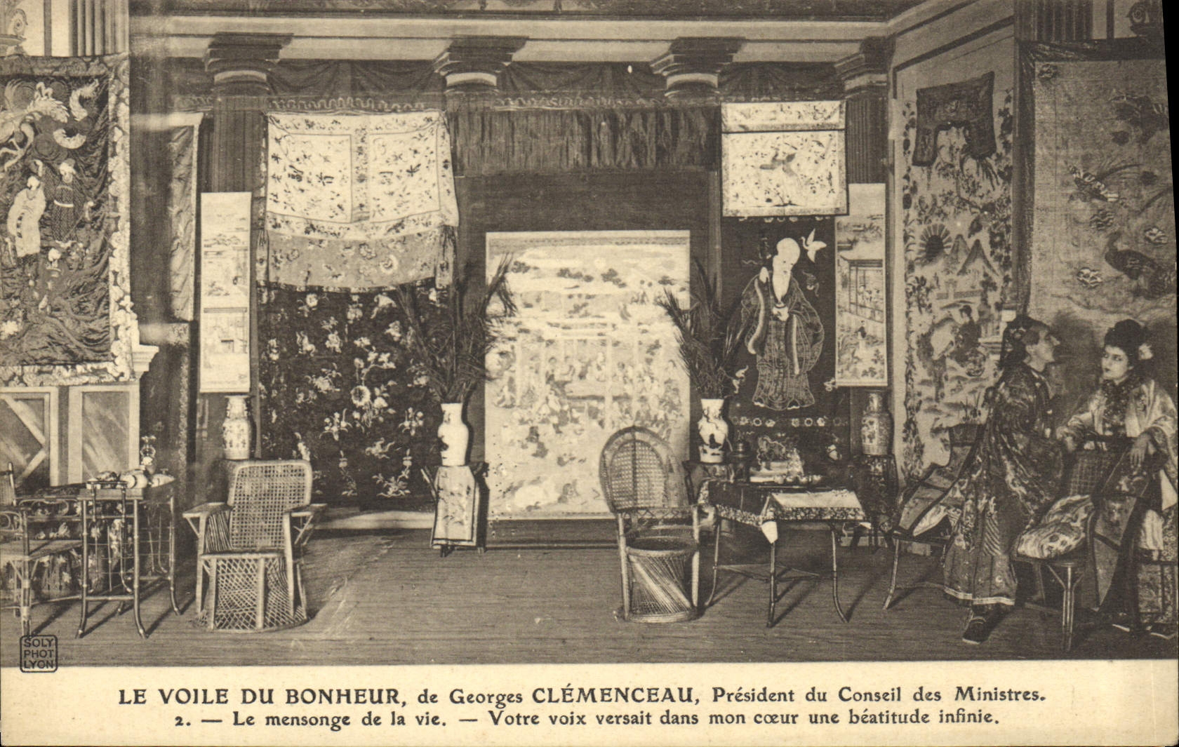 Interieur versierd met oosterse tapijten — Georges Clémenceau, Minister-president — Soly Phot Lyon, nr. 2