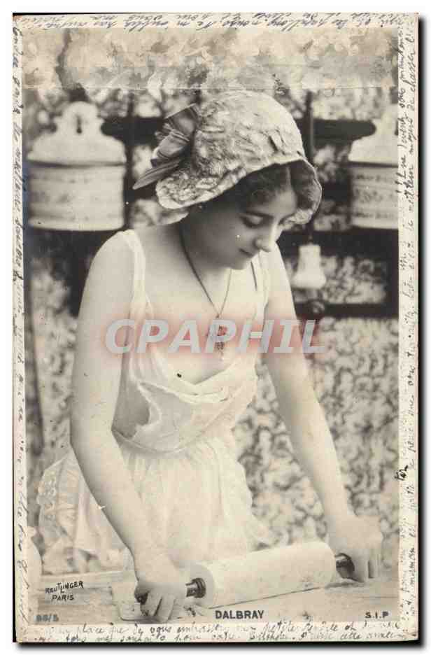 Jeune femme en robe légère et chapeau — en train de rouler de la pâte — éditée par Reutlinger Paris, série S.I.P.