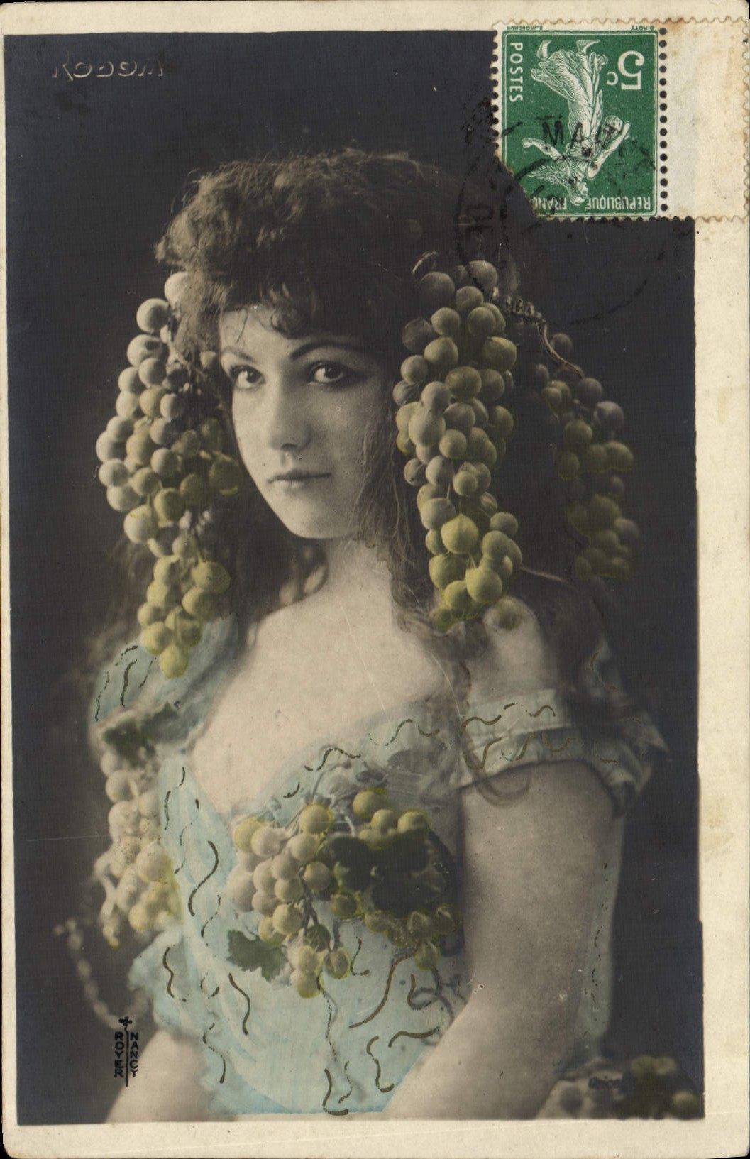 Jeune femme en robe de vignes — éditeur RODOD — timbre 5c vert - Anverso