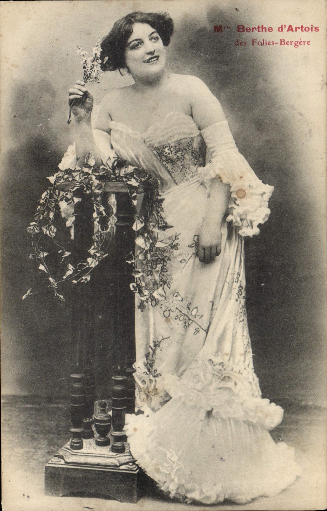 Mme Berthe d'Artois des Falies-Bergère — portrait de scène — éditeur non identifié