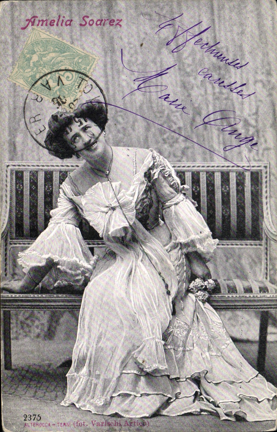 Amelia Soarez — femme en robe élégante — Varischi Articio, n°2375
