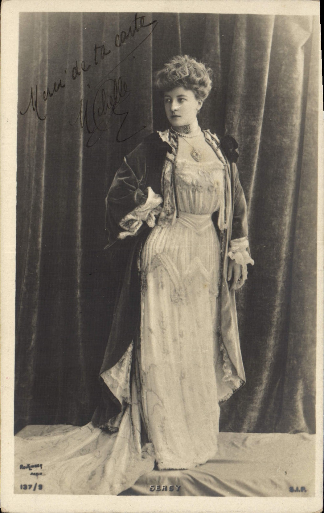 Femme en robe élégante — portrait studio — SERSY, éditeur