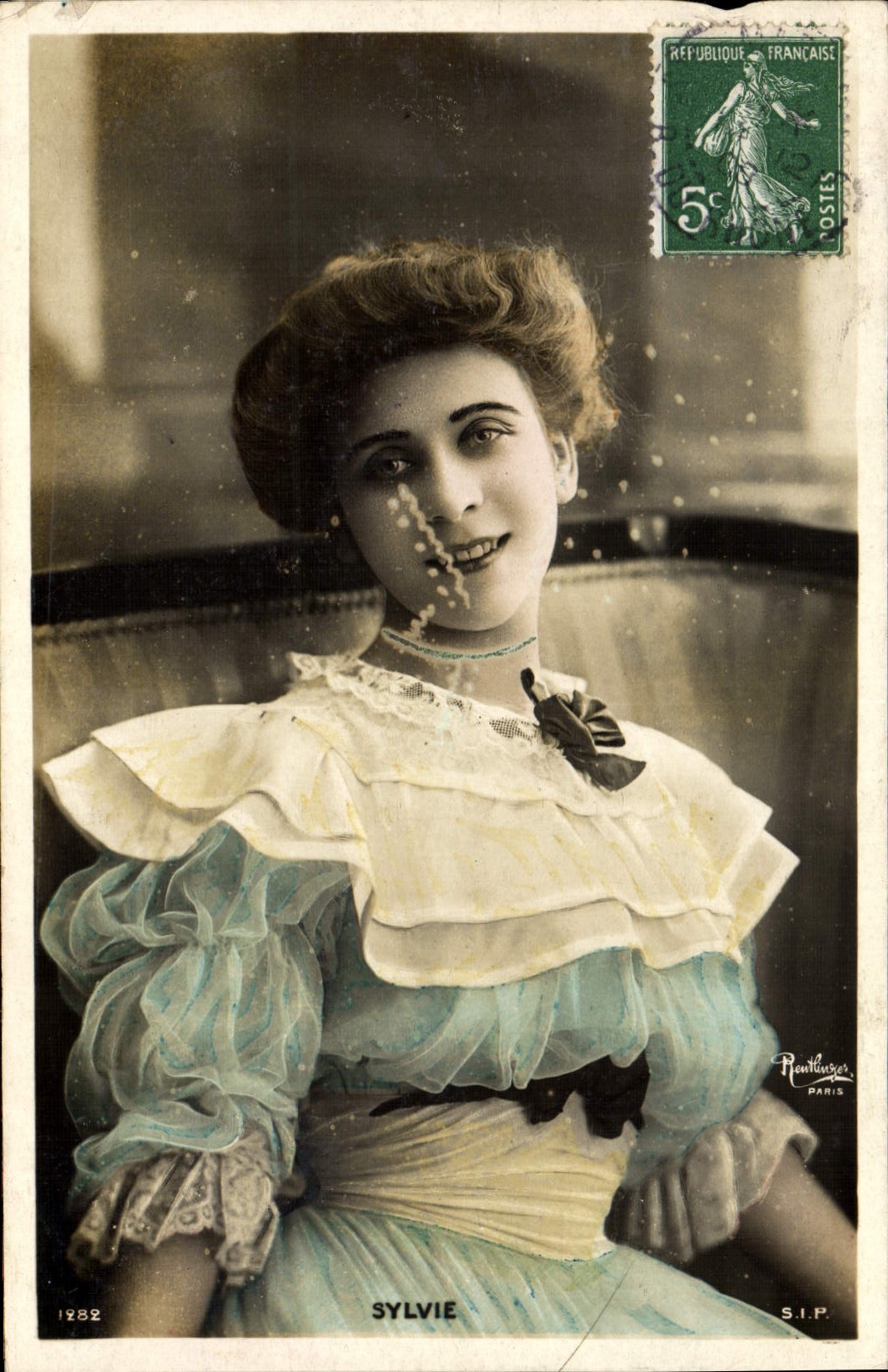 Sylvie — Portrait féminin en robe bleue — Peaulhuger, Paris, n° 1282