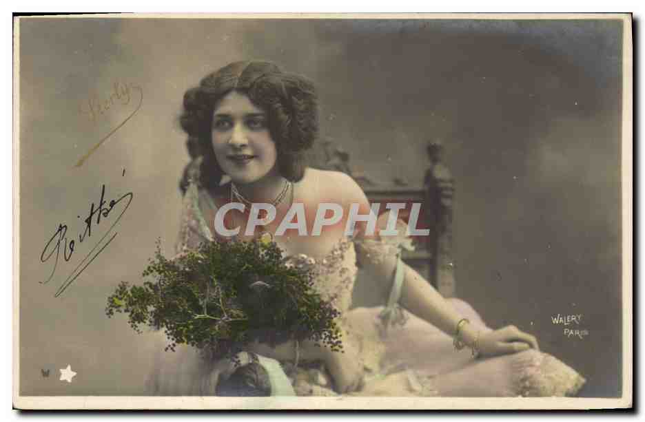 Femme en robe de soirée — avec bouquet — Walery, Paris