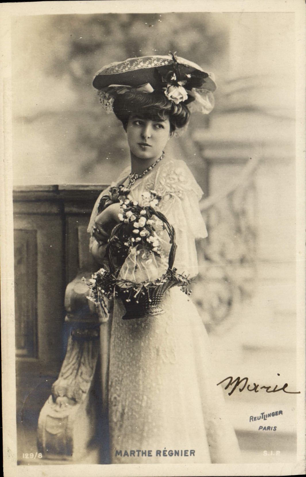 Marthe Régnier — Portrait en robe de style Belle Époque — Reutlinger Paris, n° 129/8