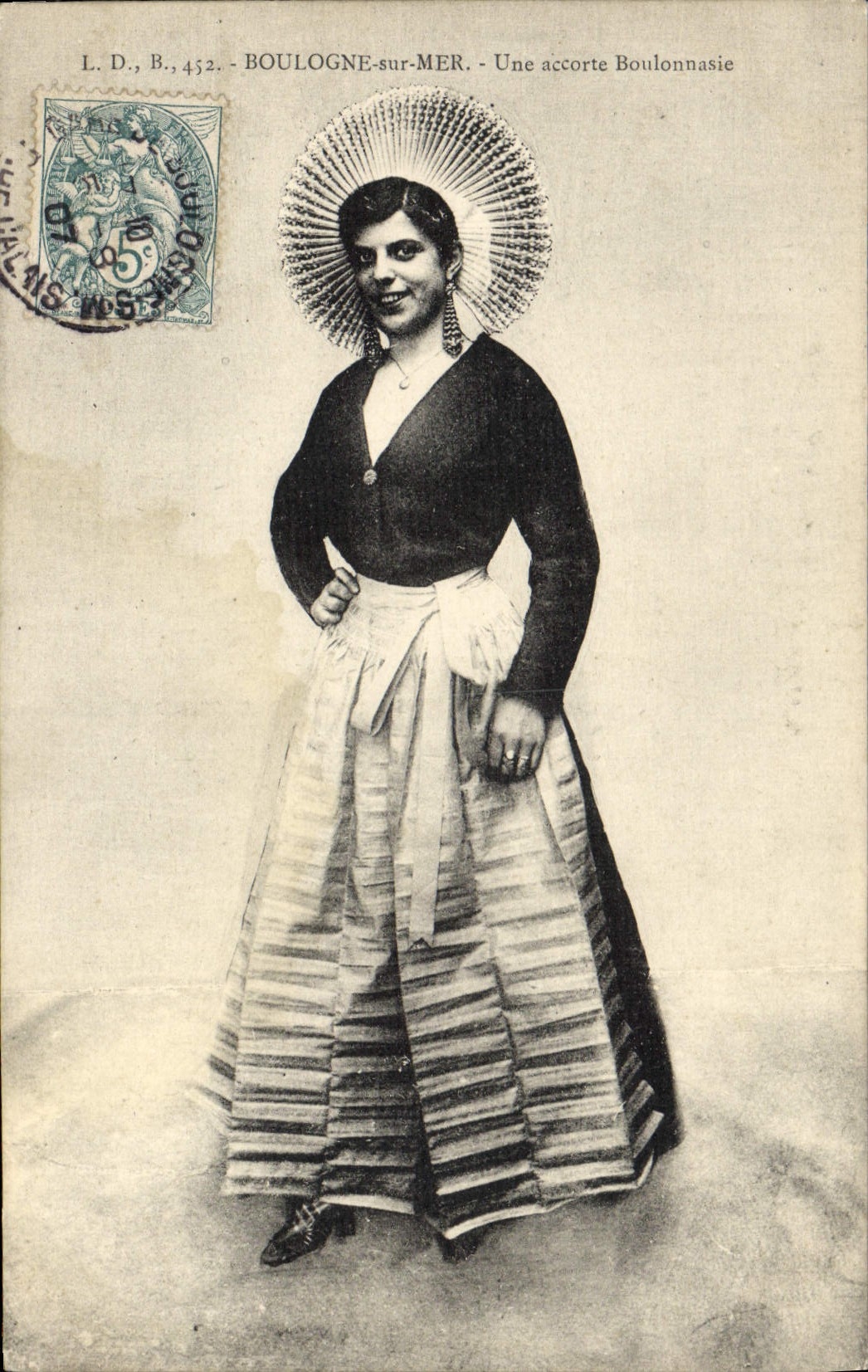 CPA Folklore Boulogne sur Mer Une accorte Boulonnaise 