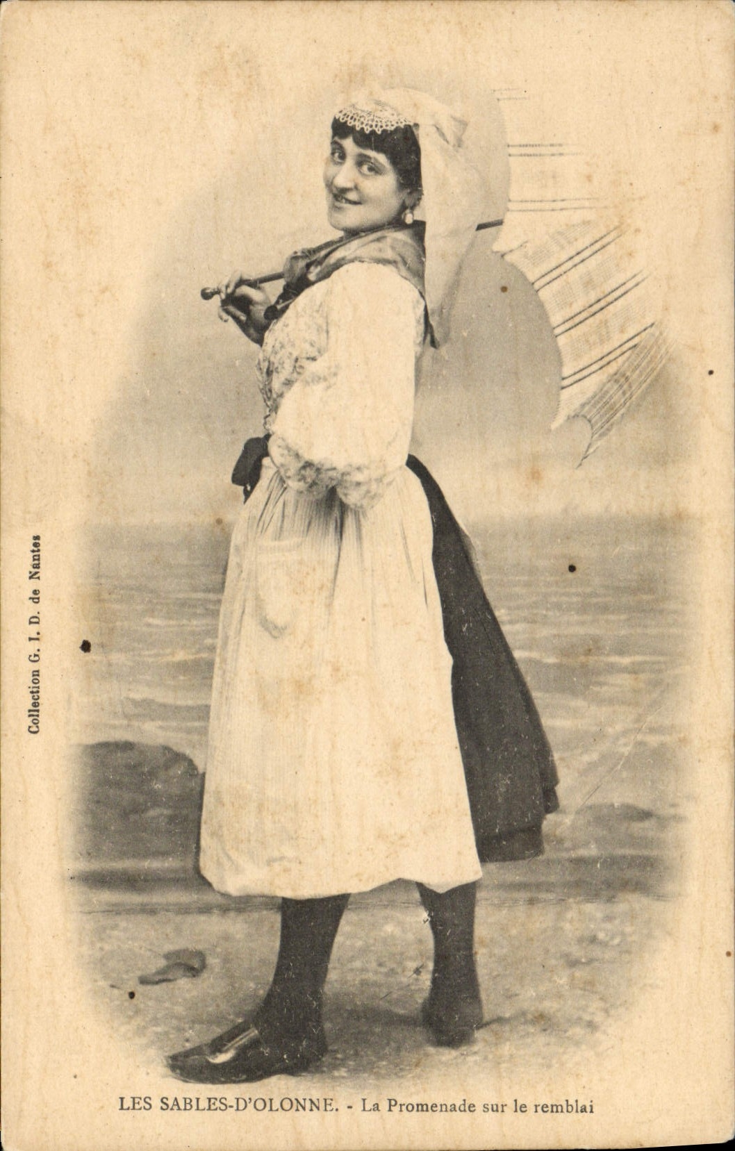 CPA Folklore Les Sables d'Olonne La promenade sur le remblai 