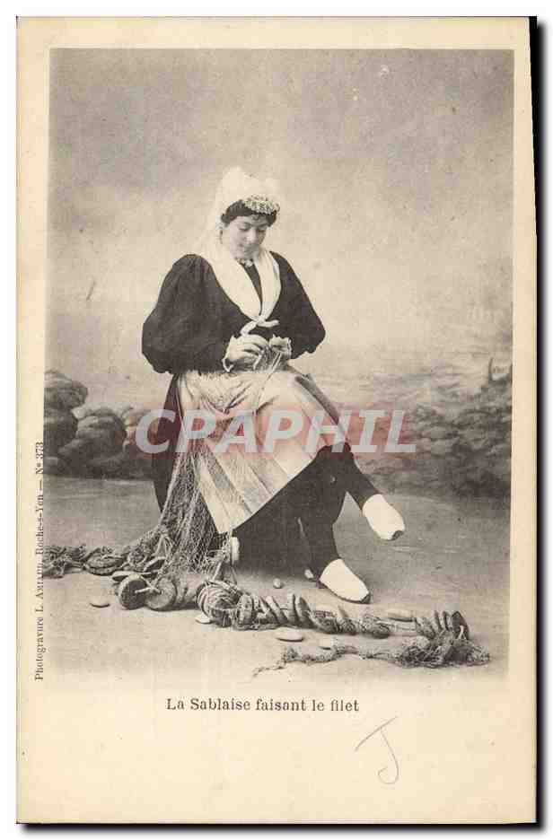 CPA Folklore La Sablaise faisant le filet 