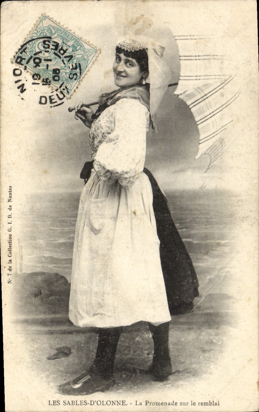 CPA Folklore Les Sables d'Olonne La promenade sur le remblai 