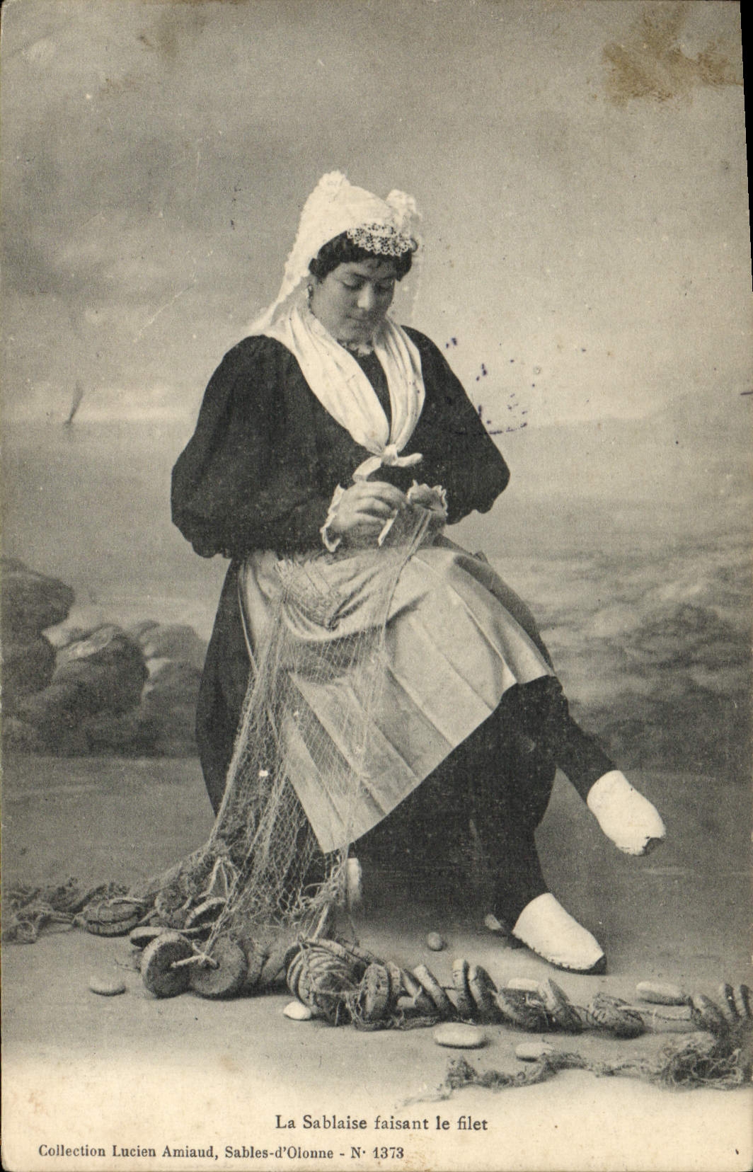 CPA Folklore Sablaise faisant le filet 