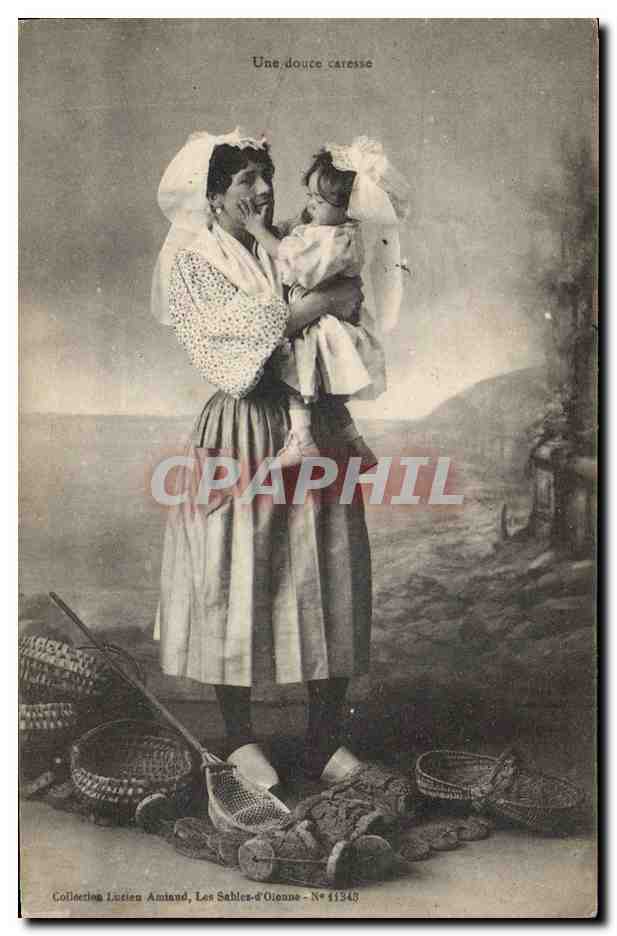 CPA Folklore Une douce caresse Enfant 