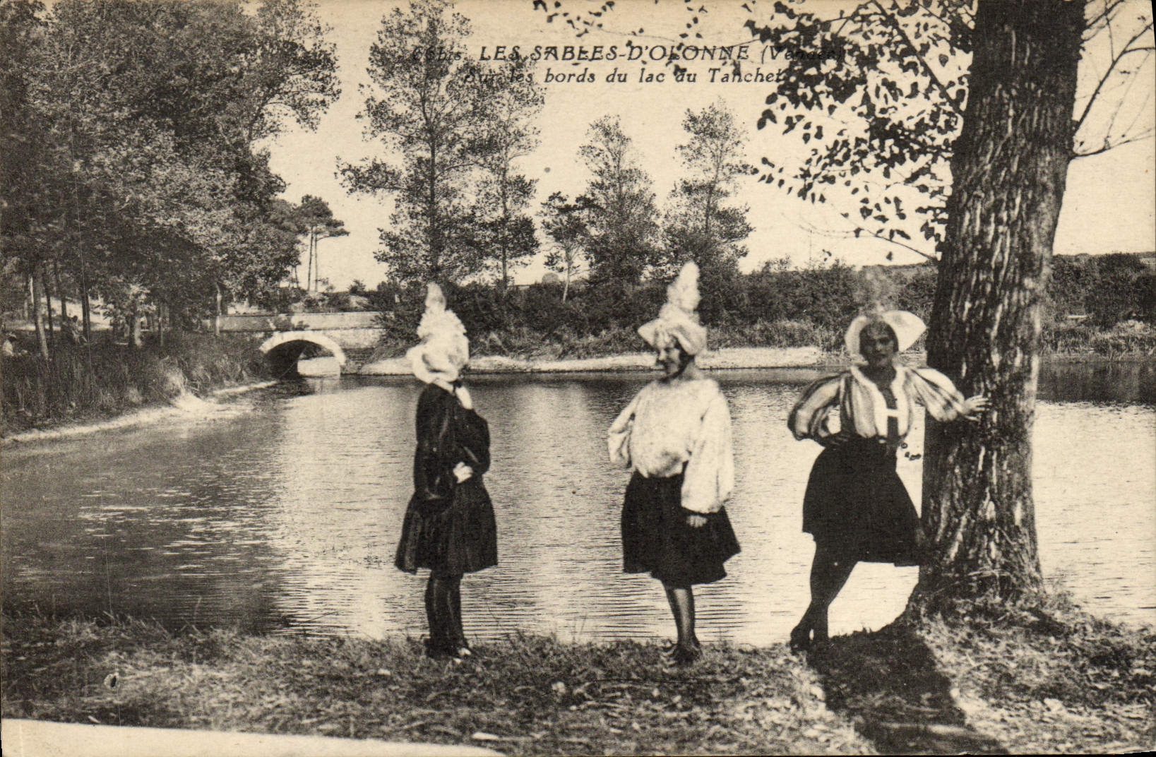 CPA Folklore Les Sables d'Olonne Sur les bords du lac du Tanchet 
