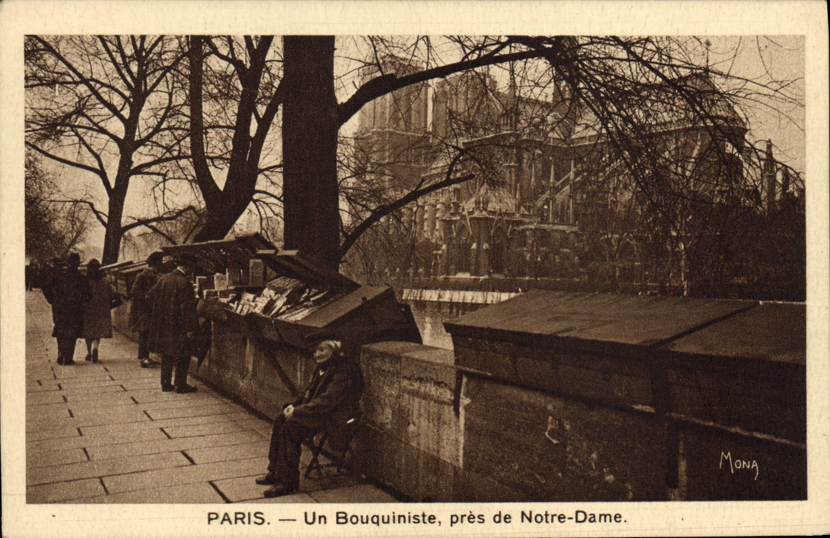 PARIS — Un Bouquiniste, près de Notre-Dame — Mona