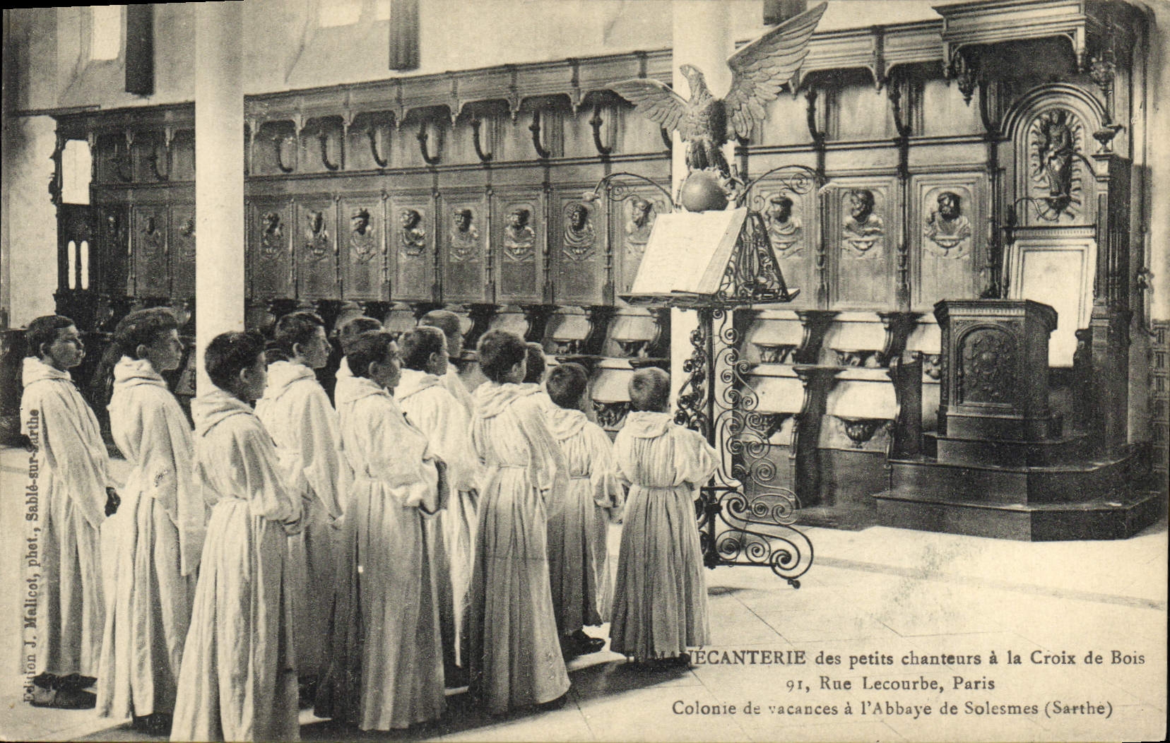 Écouterie des petits chanteurs à la Croix de Bois — Colonie de vacances à l'Abbaye de Solesmes (Sarthe) — Édition J. Malicot, phot. Salis-sur-Sarthe