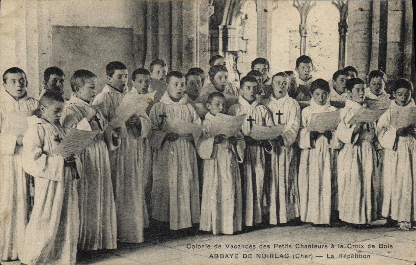 Abbaye de Noirlac (Cher) — La Répétition — Colonie de Vacances des Petits Chanteurs à la Croix de Bois