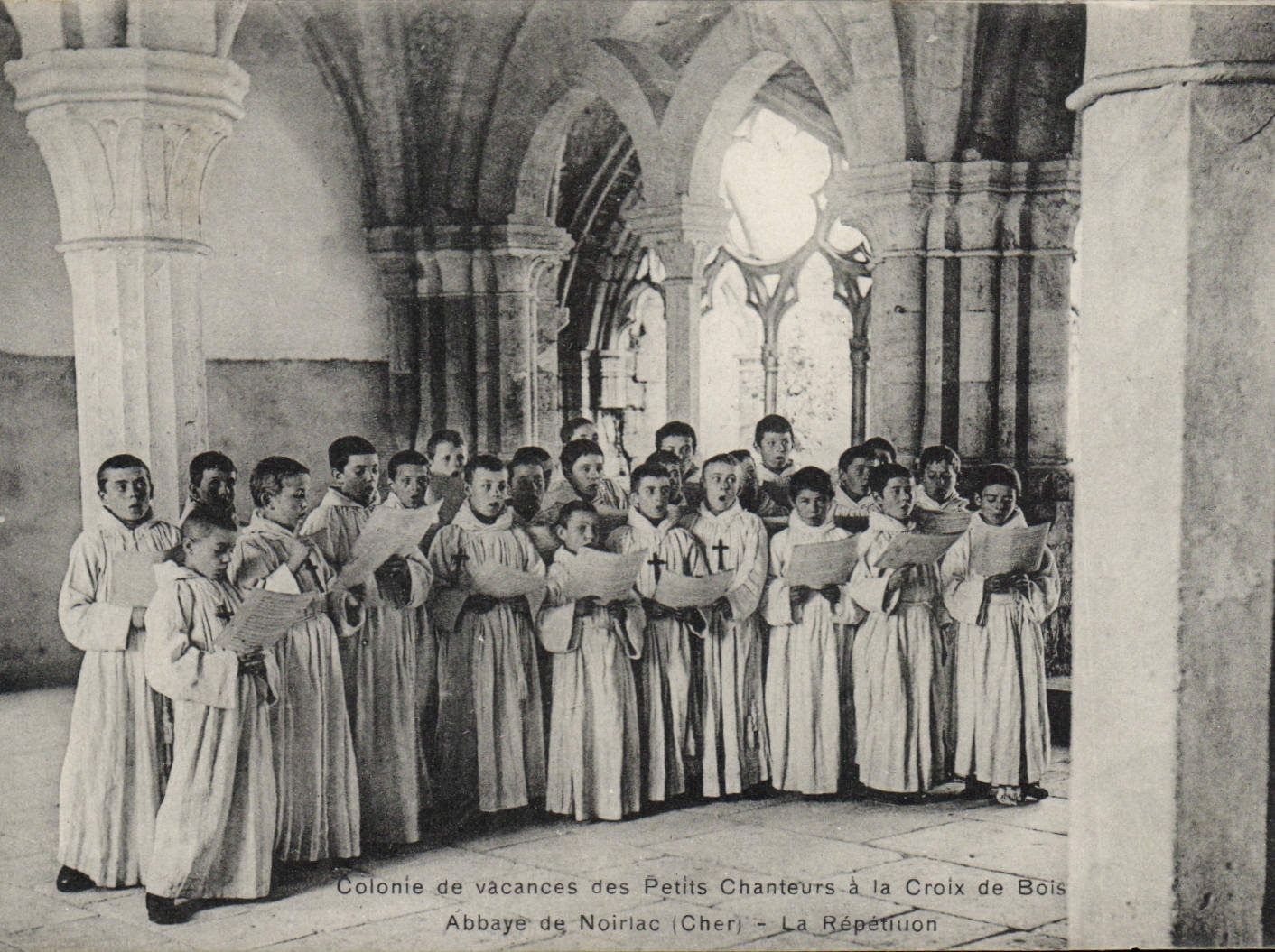 Colonie de vacances des Petits Chanteurs à la Croix de Bois — Abbaye de Noirlac (Cher) — La Répétition