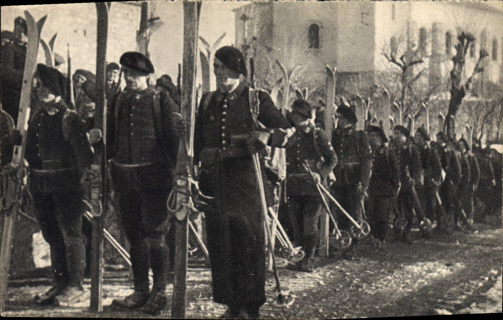 CPA Militaria Chasseurs Alpins Eclaireurs skieurs Ski