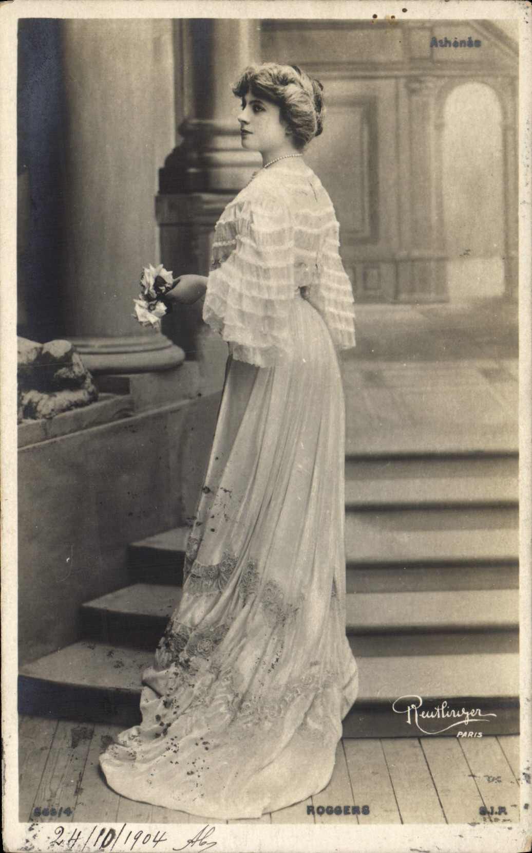 Jeune femme en robe élégante — Athènes — Rogers & Reutlinger, Paris
