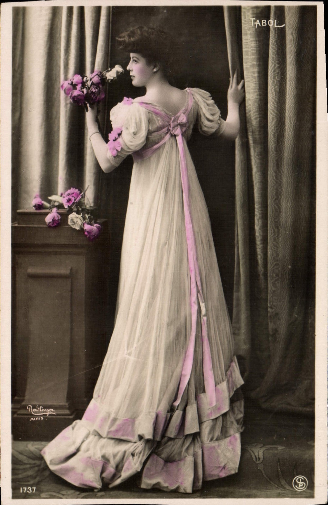 Femme en robe de soirée — décor de rideaux et fleurs — Tabol, Paris, n° 1737