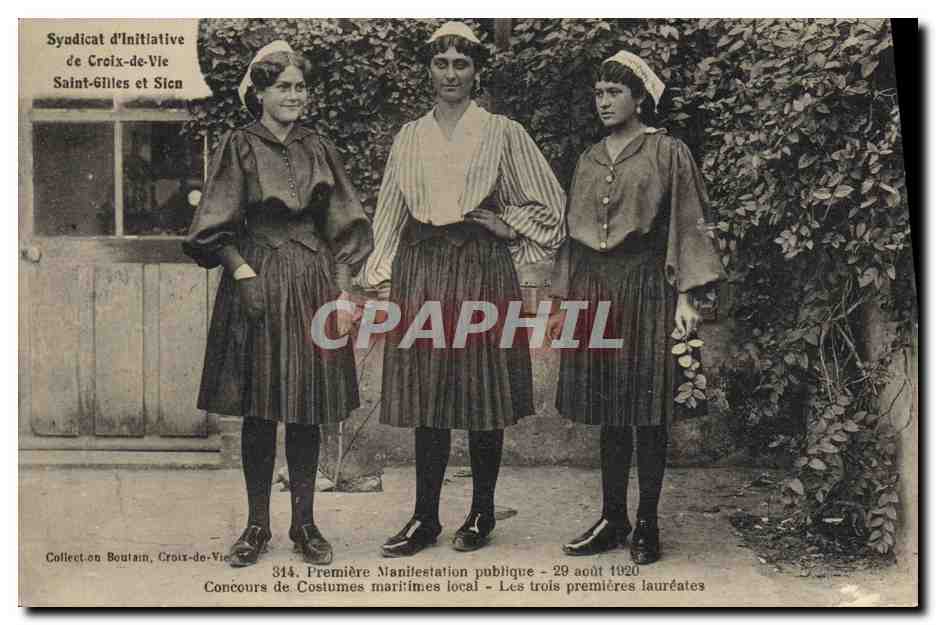 CPA Folklore Syndicat d'initiative de Croix de Vie Saint Gilles et Sion Premiere manifestation 29 aout 1920 Concours de costumes maritimes local Les trois premieres laureates