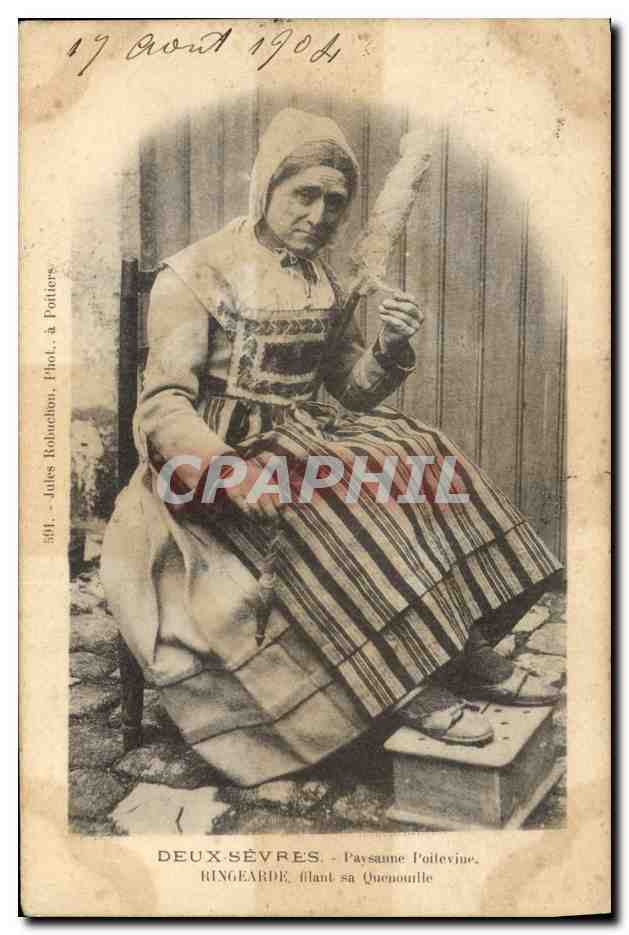 CPA Folklore Deux Sevres Paysanne Poitevinne Ringearde filant sa quenouille