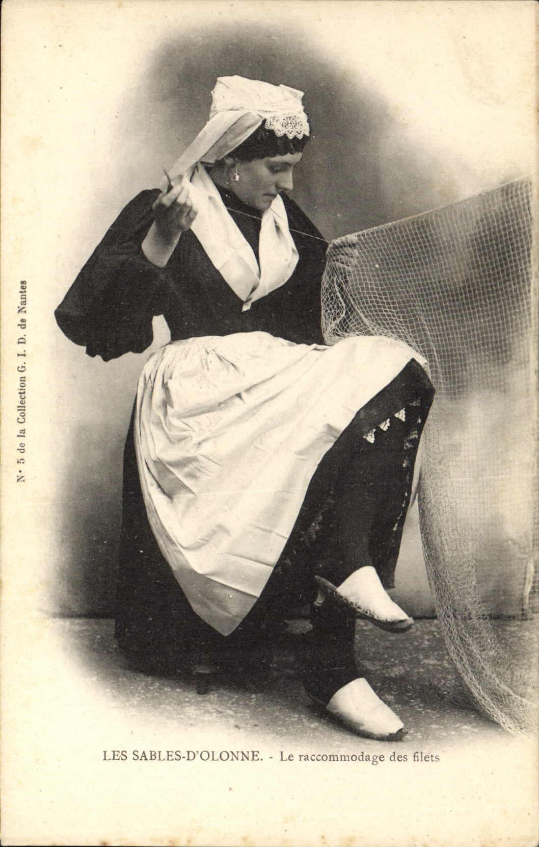 LES SABLES-D'OLONNE — Le raccommodage des filets — G. L. D. de Nantes, N° 5