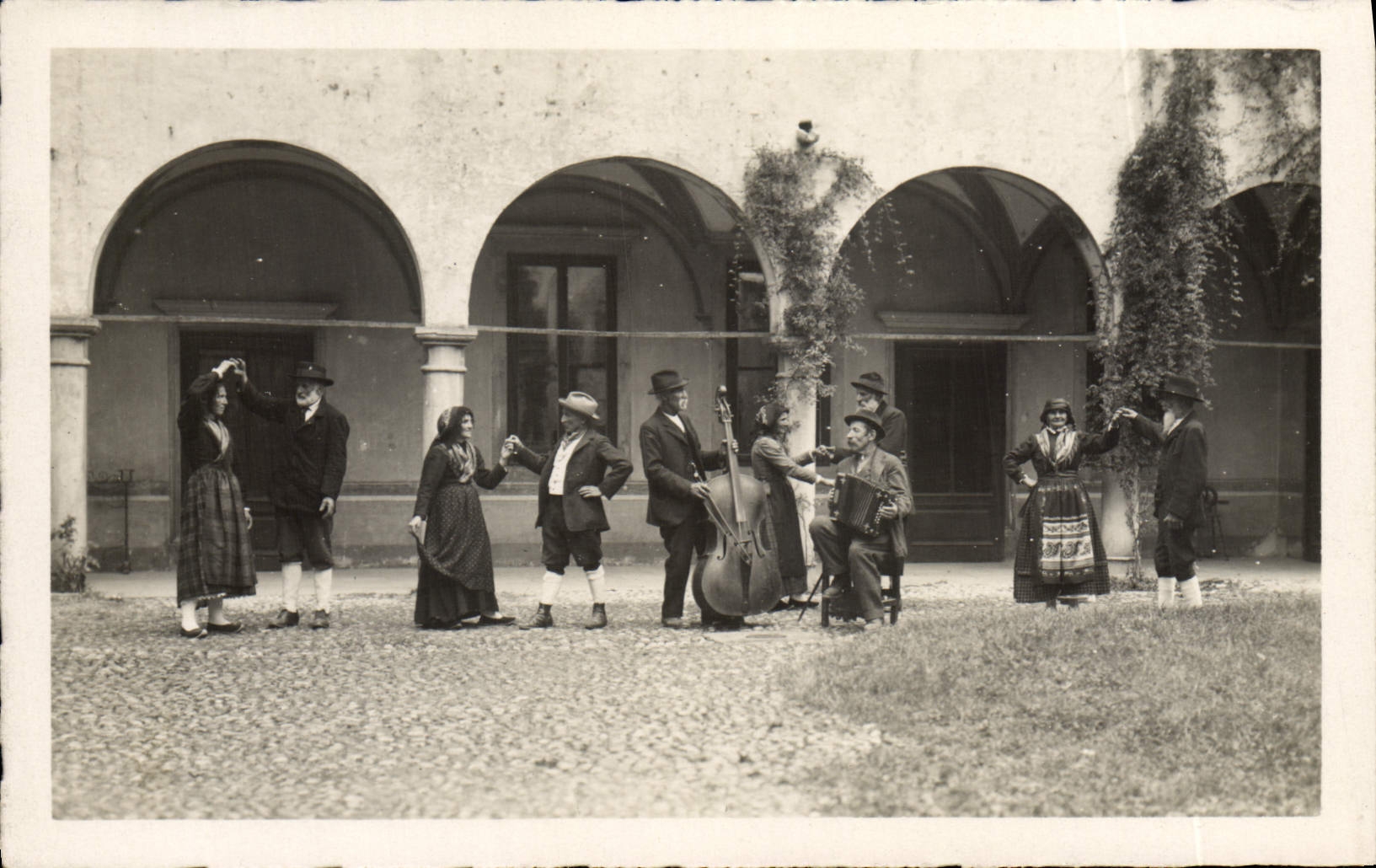Folclore Friulano — Costumi Carnici — Ediz. A. Briagighelli Udine