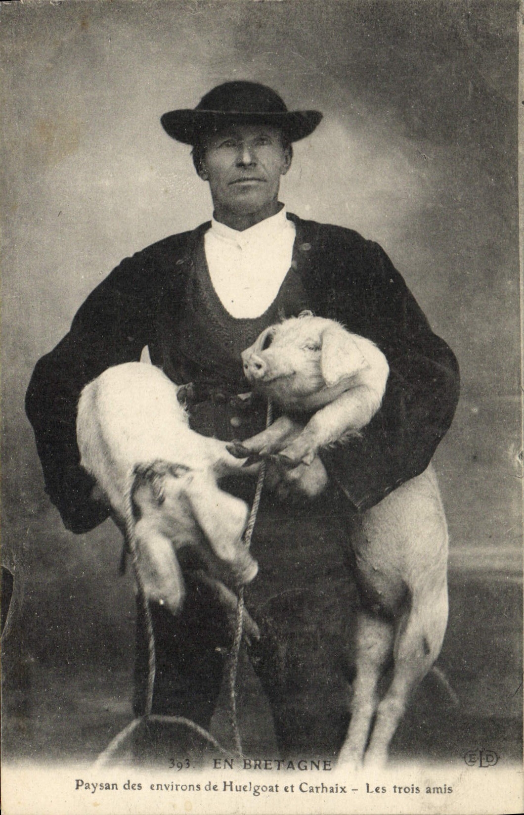 Paysan des environs de Huelgoat et Carhaix — Les trois amis — Éditeur E.D. n°393