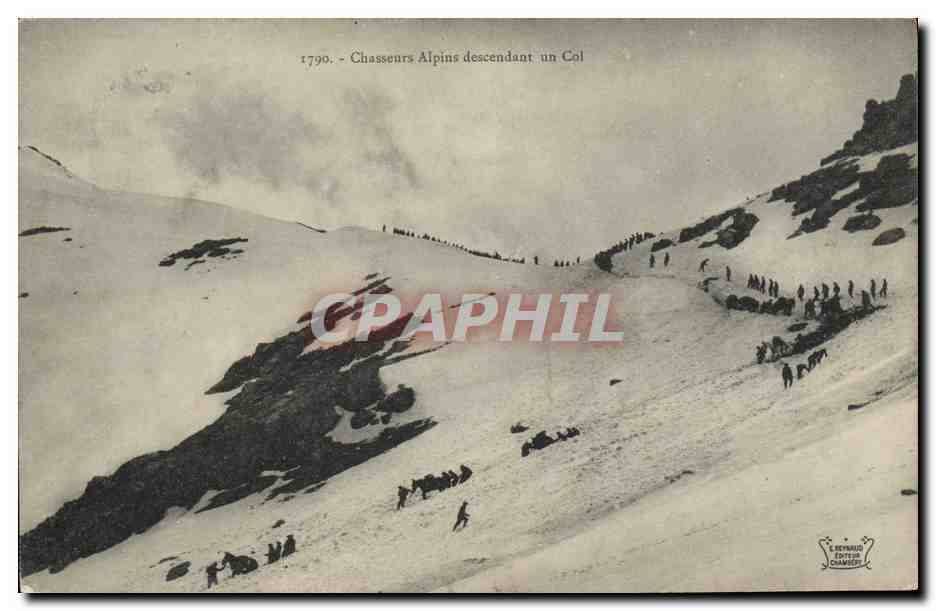 CPA Militaria Chasseurs Alpins descendant un col 