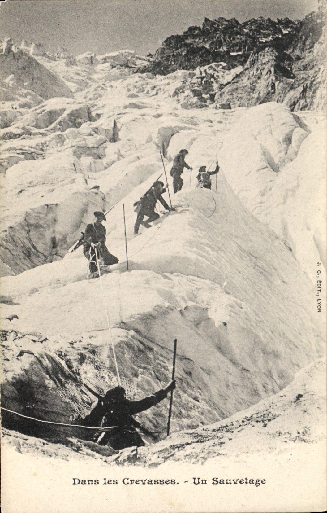 CPA Militaria Chasseurs Alpins Dans les crevasses Un sauvetage alpinisme 